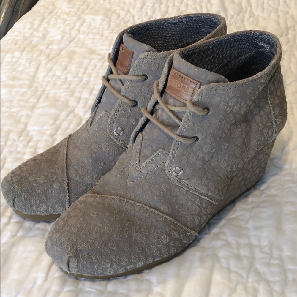 Toms Desert Wedge - textured tan/taupe suede